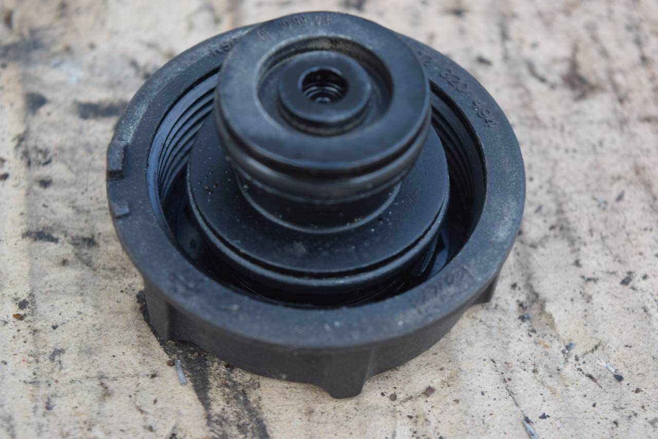 пробка расширительного бачка Volvo C30 1 поколение 2007, 2.5 л., Ti, бензин, МКПП, серый, хетчбэк 3 дв., передний привод, 302320494 - фото №1