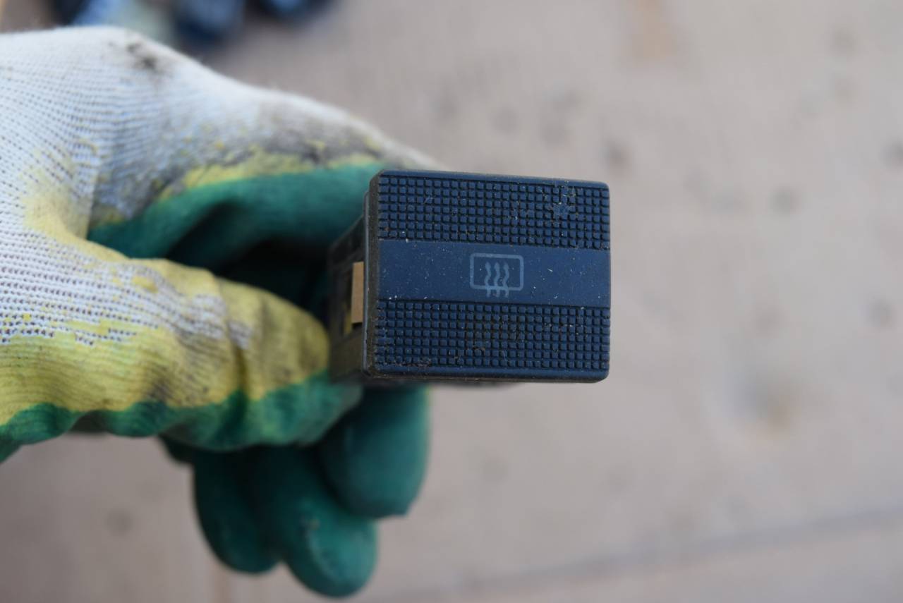 кнопка обогрева заднего стекла Volkswagen Golf 3 поколение 1995, 1.9 л., дизель, 1H0959621 - фото №1