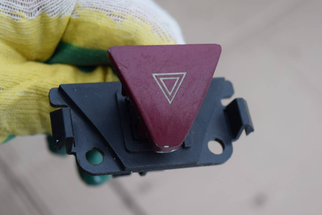 кнопка аварийной сигнализации Peugeot 307 1 поколение 2004, 1.4 л., дизель, МКПП, универсал, 9643219577 - фото №1