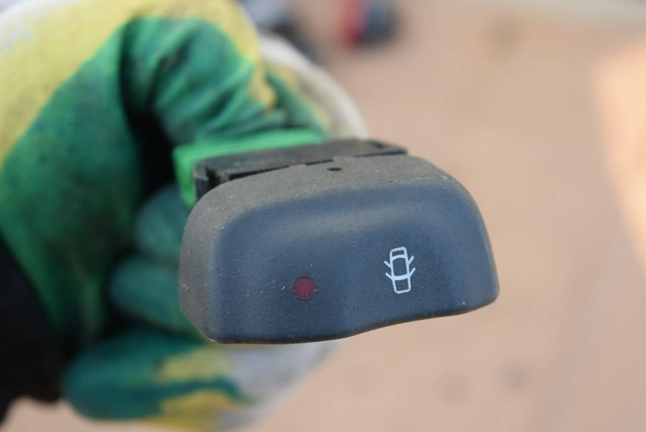 кнопка центрального замка Renault Scenic 1 поколение 1999, 1.6 л., бензин - фото №1