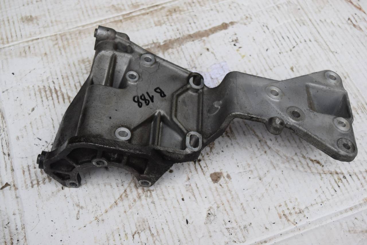 кронштейн генератора Volvo XC60 1 поколение 2009, 2.4 л., D5, D 5244 T10, дизель, АКПП, полный подключаемый привод, 31258329 - фото №1