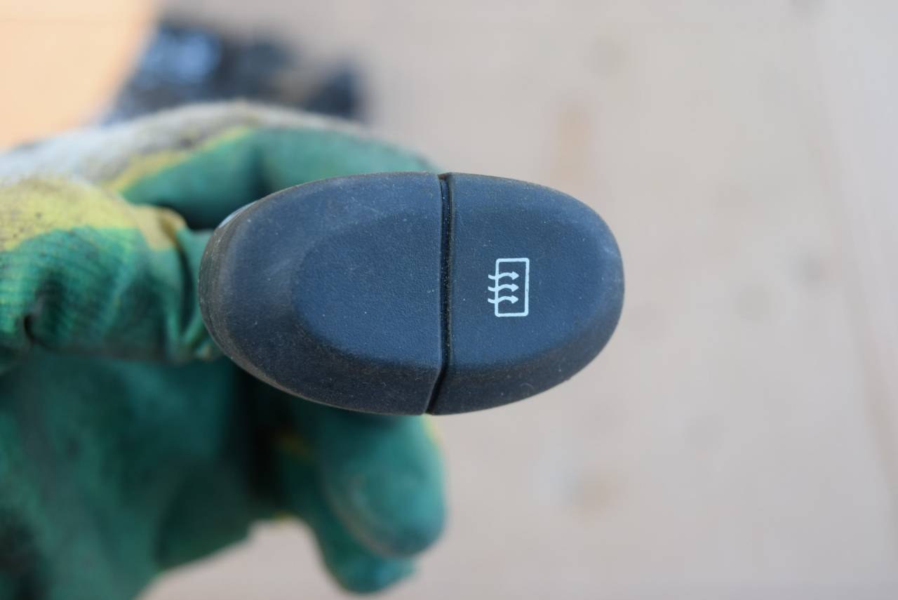 кнопка обогрева заднего стекла Renault Scenic 1 поколение 1999, 1.6 л., бензин - фото №1