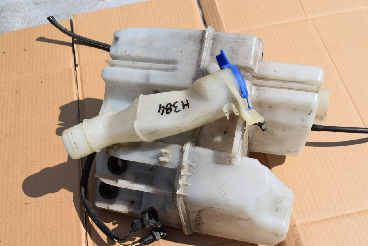 бачок омывателя Volvo XC70 2 поколение 2002, 2.5 л., Ti, B 5254 T2, бензин, МКПП, универсал, полный подключаемый привод, 9178881, 9484282 - фото №1