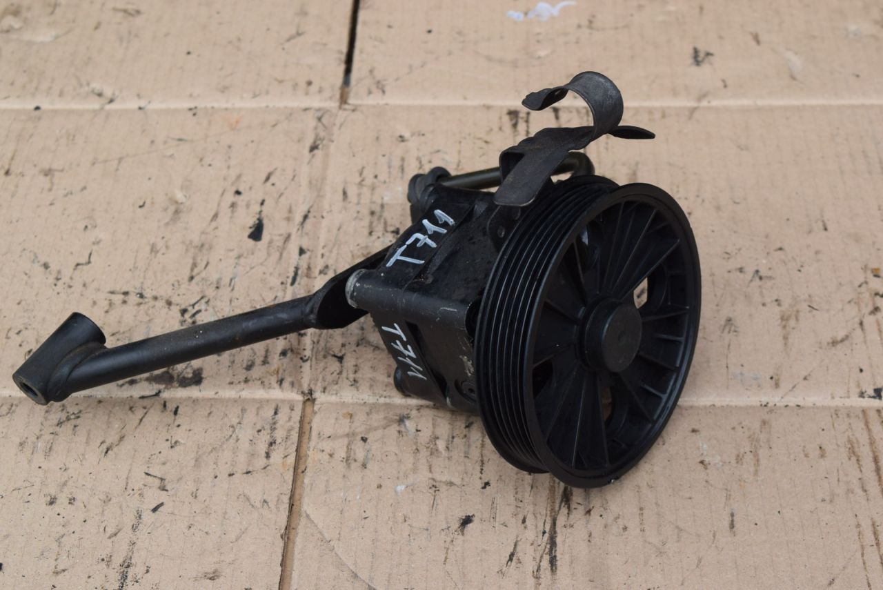 насос гидроусилителя руля Volvo XC90 1 поколение 2003, 2.4 л., D5, D 5244 T, дизель, АКПП, полный подключаемый привод, 8683966 - фото №1