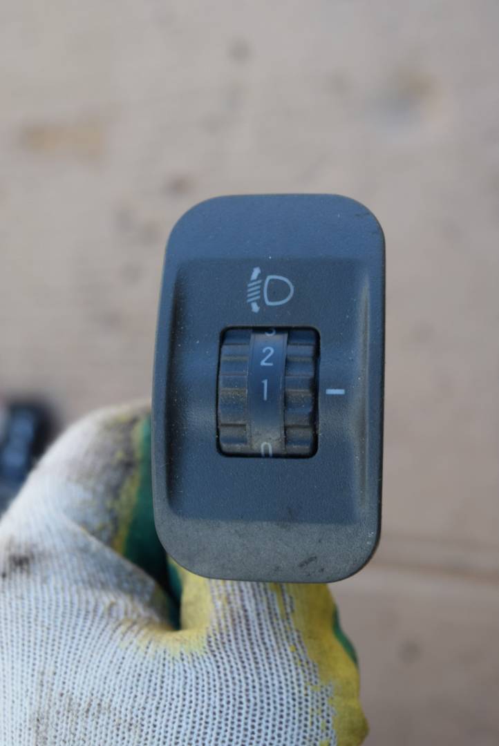 кнопка корректора фар Fiat Punto 1 поколение 1997, 1.2 л., бензин, МКПП, 716438060 - фото №1