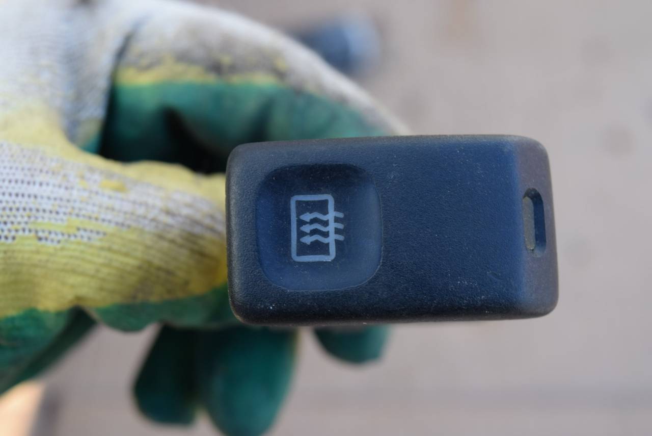 кнопка обогрева заднего стекла Volkswagen Golf 2 поколение 1990, 1.6 л., бензин, 191959621B - фото №1