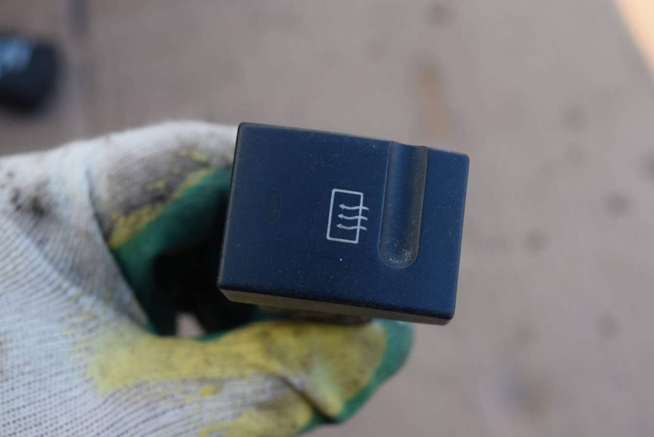 кнопка обогрева заднего стекла Peugeot 406 1 поколение 1998, 1.8 л., бензин, МКПП, универсал - фото №1