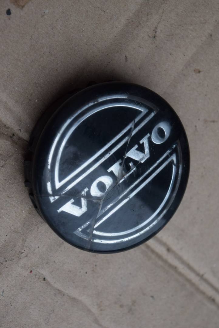 колпачок литого диска Volvo XC90 1 поколение 2005, 2.5 л., Ti, B 5254 T2, бензин, АКПП, полный подключаемый привод, 30666913 - фото №1