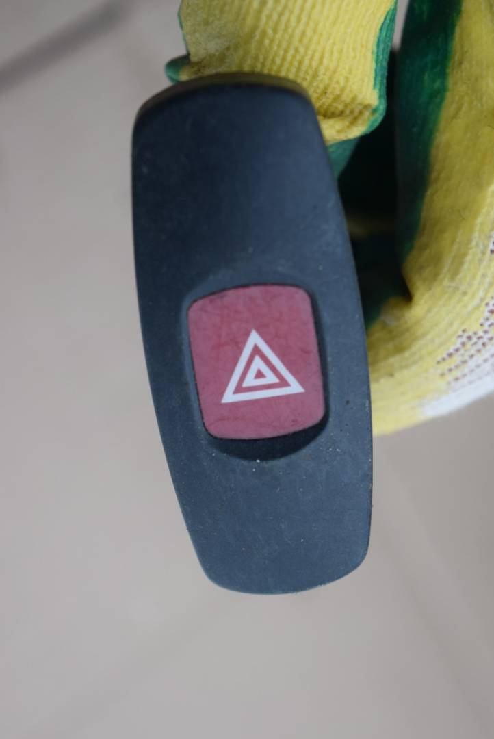 кнопка аварийной сигнализации Fiat Brava 1 поколение 1997, 1.4 л., бензин, хетчбэк 5 дв. - фото №1