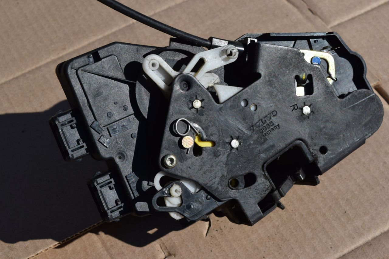 замок двери Volvo XC70 1 поколение 1999, 2.4 л., Ti, B 5244 T, бензин, АКПП, универсал, полный подключаемый привод, 8626188 - фото №1