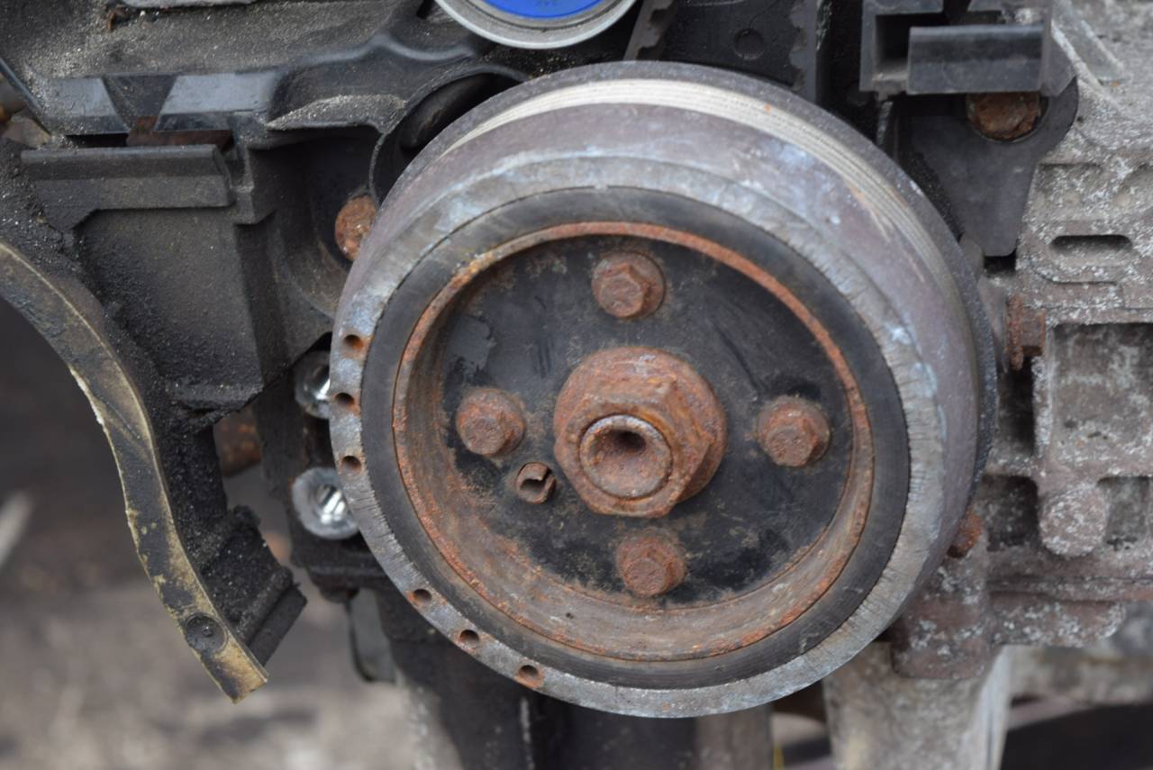 шкив коленвала Volvo C30 1 поколение 2007, 2.5 л., Ti, бензин, МКПП, серый, хетчбэк 3 дв., передний привод, 30731045 - фото №1