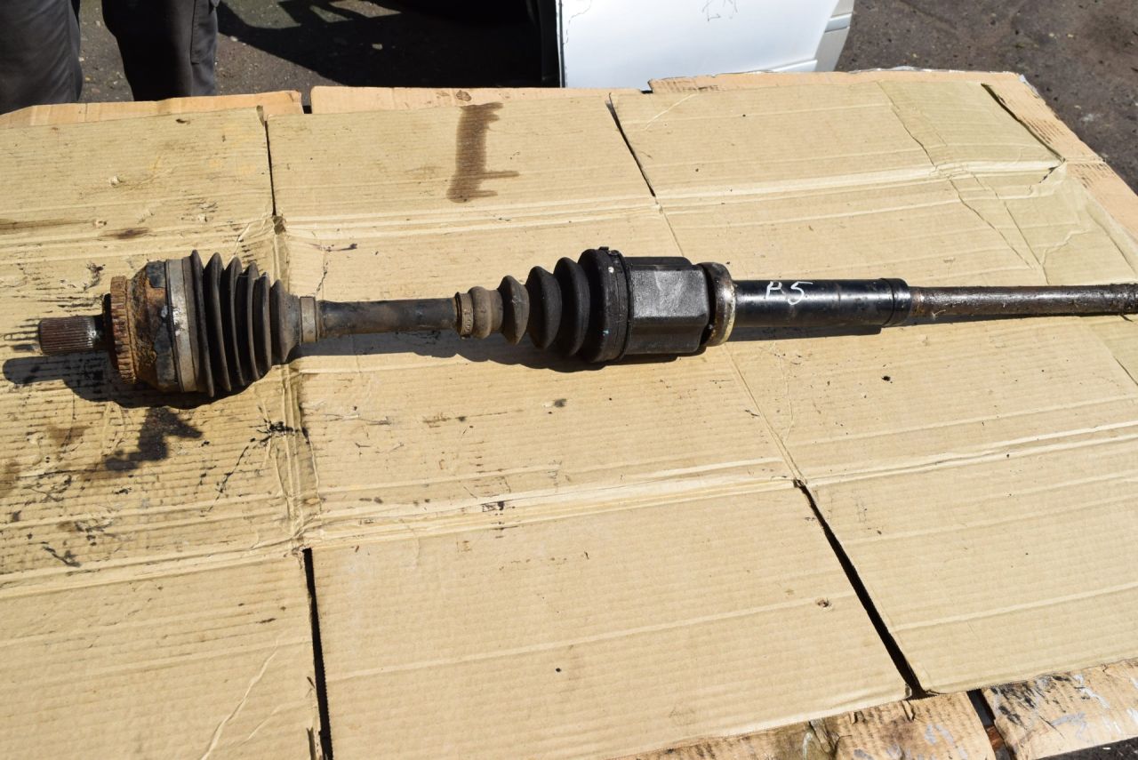 полуось передняя правая (приводной вал, ШРУС) Volvo XC70 2 поколение 2001, 2.4 л., Ti, бензин, АКПП, универсал, полный подключаемый привод, 9445911, P9445911 - фото №1