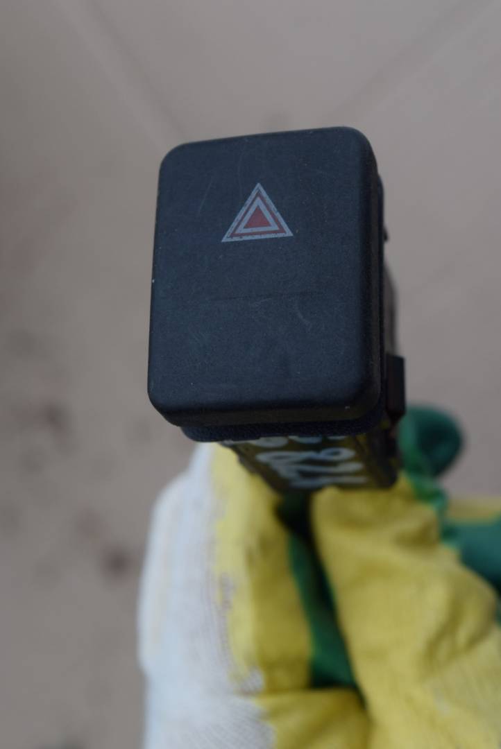 кнопка аварийной сигнализации Rover 25 1 поколение 1999, 2.0 л., дизель, МКПП, хетчбэк 5 дв. - фото №1