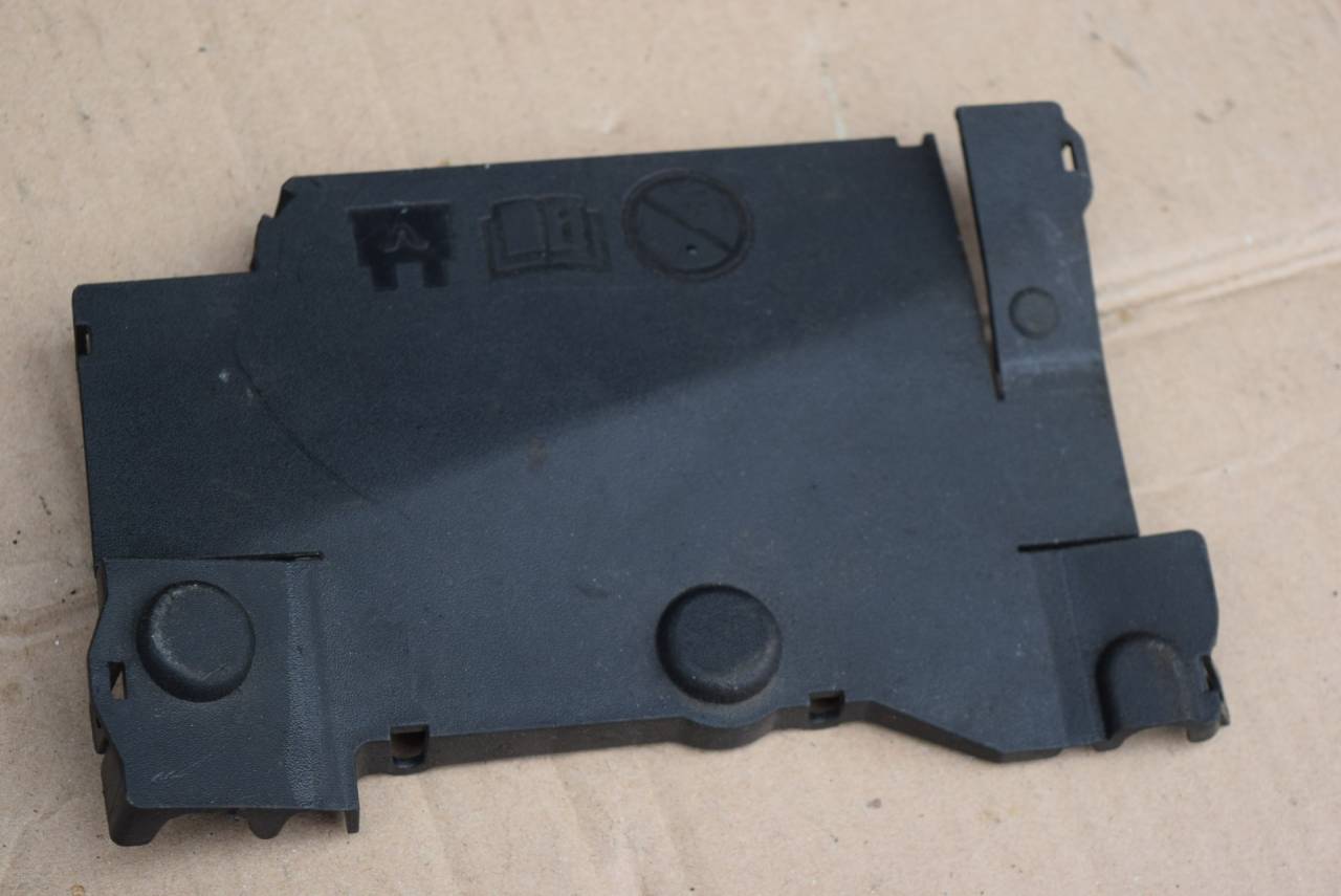 крышка блока предохранителей Volvo V60 1 поколение 2012, 1.6 л., B 4164 T3, бензин, робот, черный, универсал, передний привод, правый руль, 31337533 - фото №1