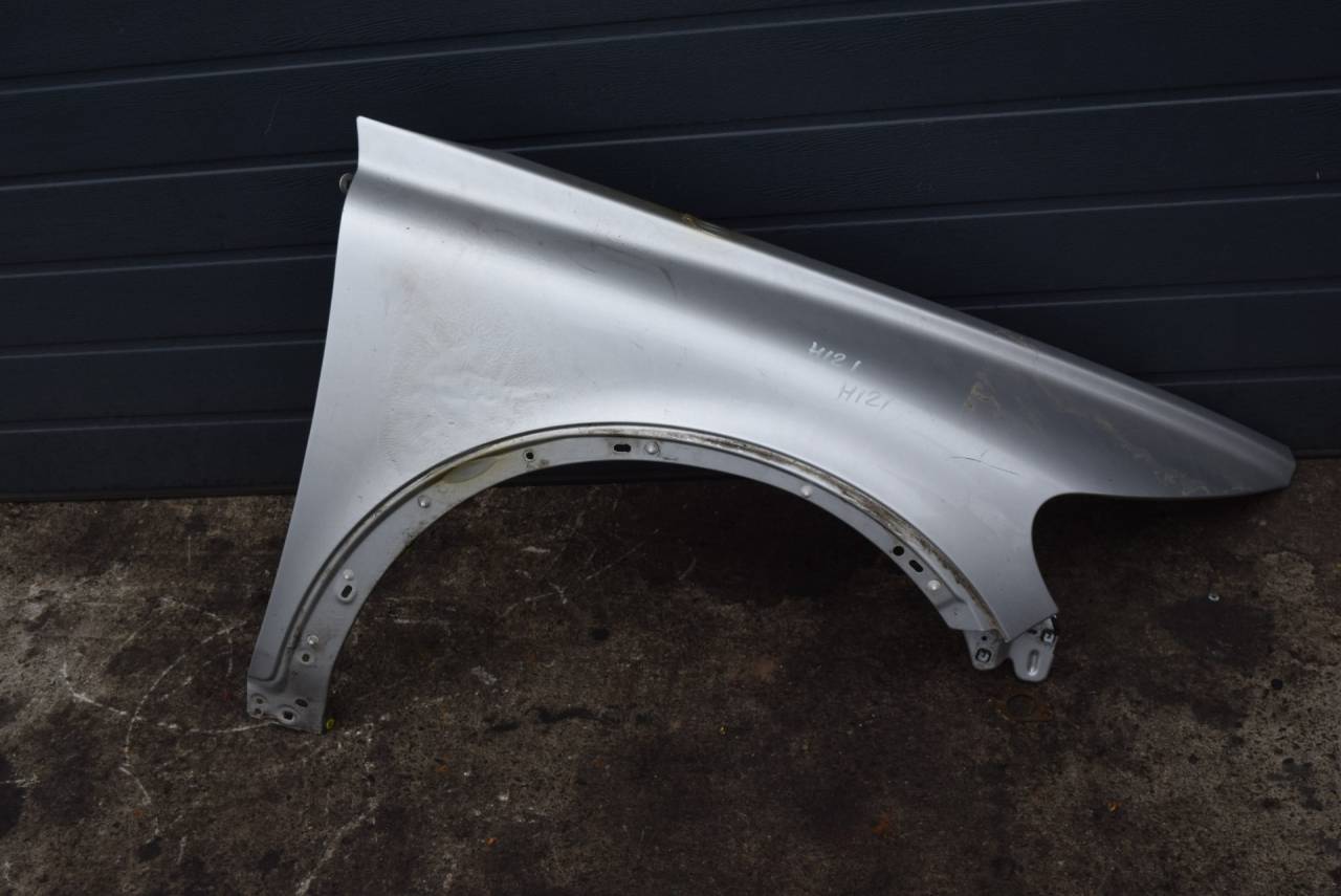 крыло переднее правое Volvo C30 1 поколение 2007, 2.5 л., Ti, бензин, МКПП, серый, хетчбэк 3 дв., передний привод, 31253950 - фото №1