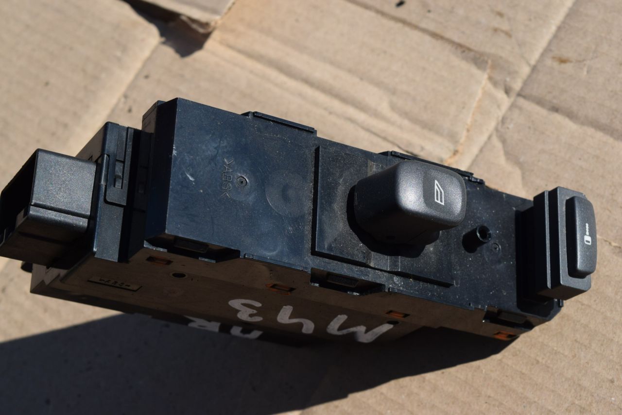 кнопка стеклоподъемника двери Volvo XC70 2 поколение 2002, 2.4 л., Ti, B 5244 T3, бензин, АКПП, универсал, полный подключаемый привод, 8682837 - фото №1