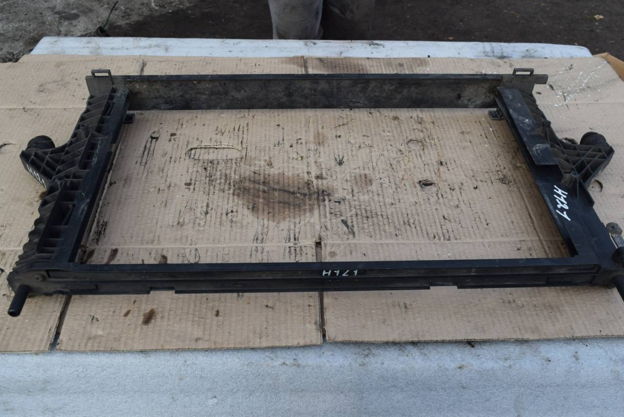 диффузор вентилятора Volvo C30 1 поколение 2007, 2.5 л., Ti, бензин, МКПП, серый, хетчбэк 3 дв., передний привод, 4N518N065AE, 4N518A421AE - фото №1