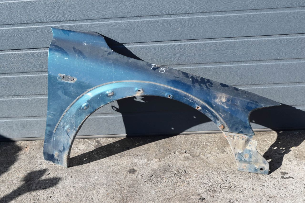 крыло переднее правое Volvo XC70 2 поколение 2002, 2.4 л., D 5244 T, дизель, АКПП, универсал - фото №1