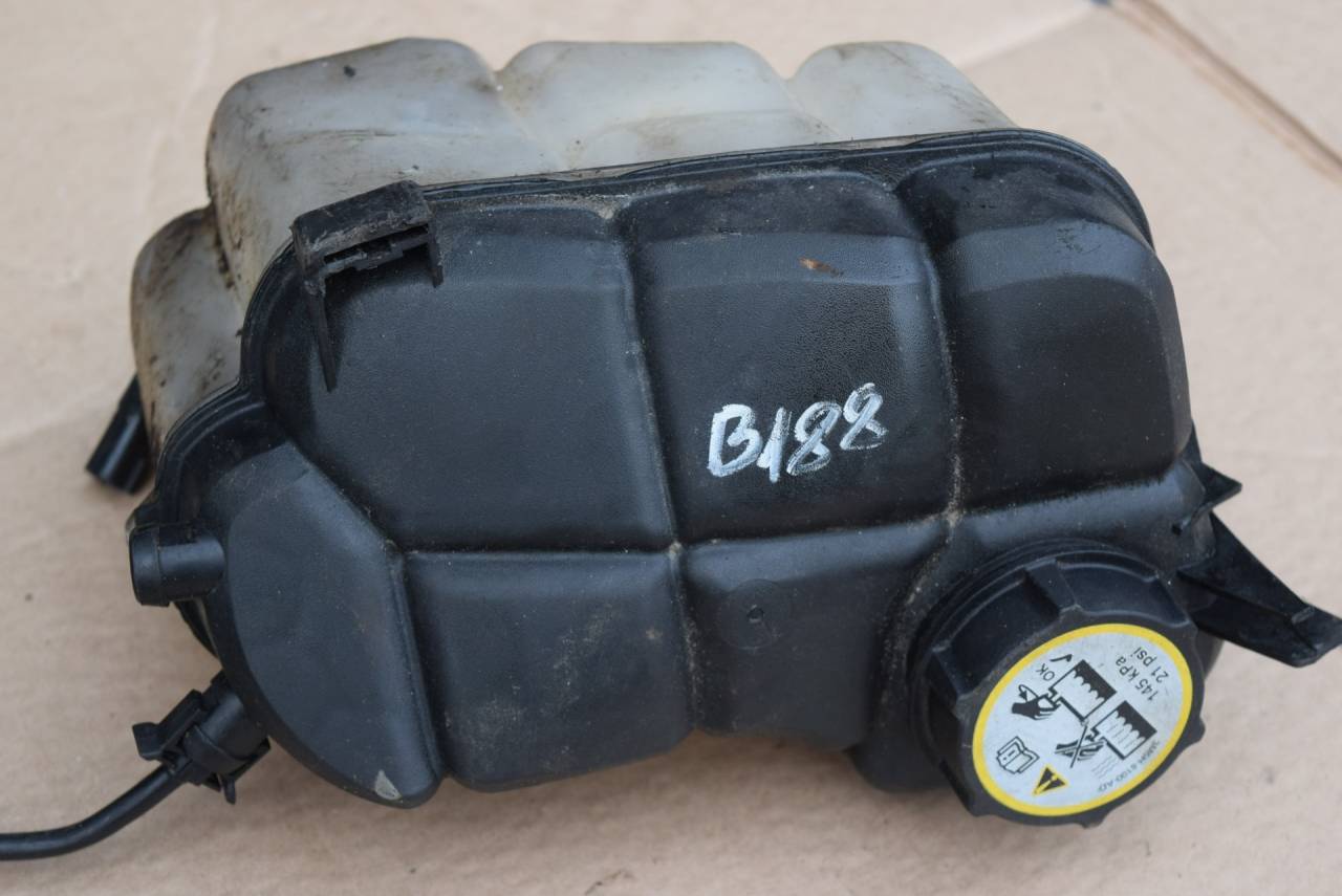 бачок расширительный Volvo XC60 1 поколение 2009, 2.4 л., D5, D 5244 T10, дизель, АКПП, полный подключаемый привод, 6G918K218D2L4A - фото №1