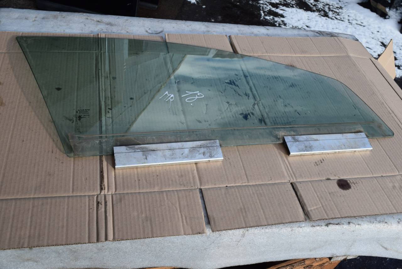 стекло двери передней правой Volvo V70 2 поколение 2003, 2.4 л., Ti, B 5244 T3, бензин, МКПП, универсал, передний привод - фото №1