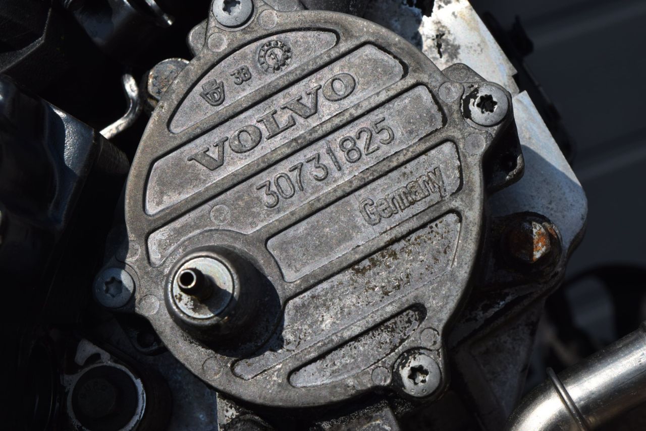 насос вакуумный Volvo V70 3 поколение 2008, 2.4 л., D5, D 5244 T5, дизель, АКПП, универсал, передний привод, 30731825 - фото №1