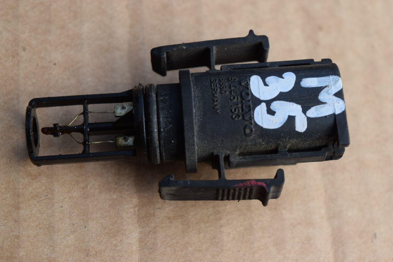 датчик температуры во впускном коллекторе Volvo XC70 1 поколение 1999, 2.4 л., Ti, B 5244 T, бензин, АКПП, универсал, полный подключаемый привод, 9445153 - фото №1