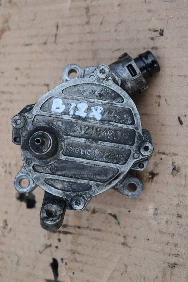 насос вакуумный Volvo XC60 1 поколение 2009, 2.4 л., D5, D 5244 T10, дизель, АКПП, полный подключаемый привод, 31219463 - фото №1