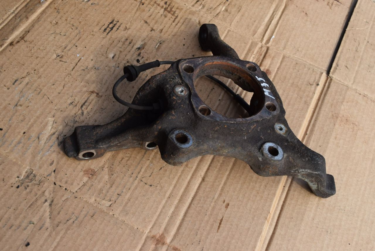 кулак поворотный левый Volvo XC70 1 поколение 1999, 2.4 л., Ti, B 5244 T, бензин, АКПП, универсал, полный подключаемый привод - фото №1