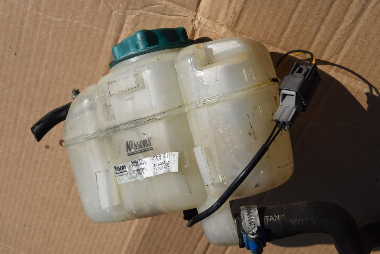 бачок расширительный Volvo XC70 2 поколение 2002, 2.4 л., Ti, B 5244 T3, бензин, АКПП, универсал, полный подключаемый привод, 996177 - фото №1