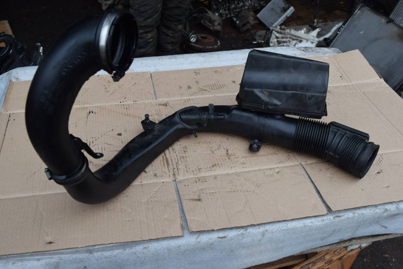 патрубок воздушного фильтра Volvo XC60 1 поколение 2009, 2.4 л., D5, D 5244 T10, дизель, АКПП, полный подключаемый привод, 30774692, 31274766 - фото №1