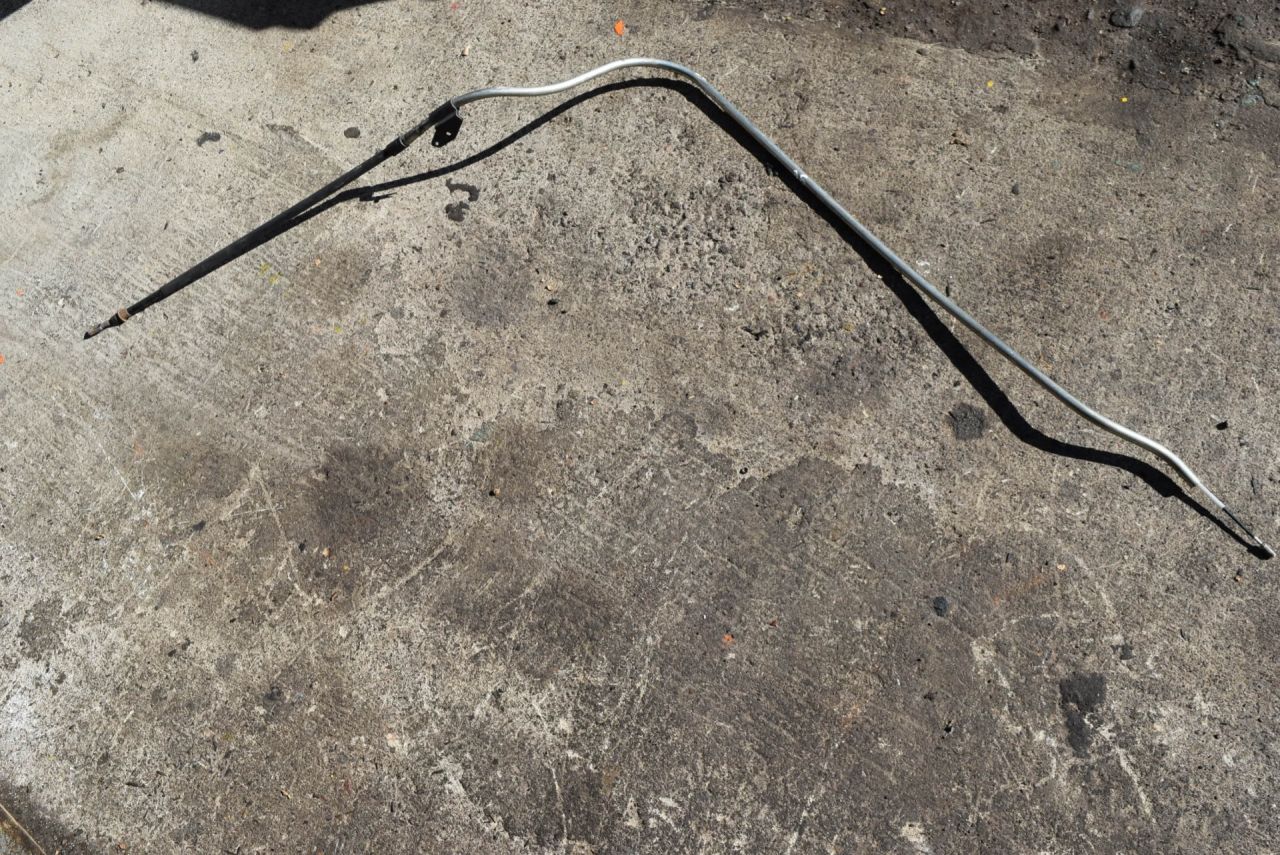 трос ручника Volvo XC70 1 поколение 1999, 2.4 л., Ti, B 5244 T, бензин, АКПП, универсал, полный подключаемый привод - фото №1