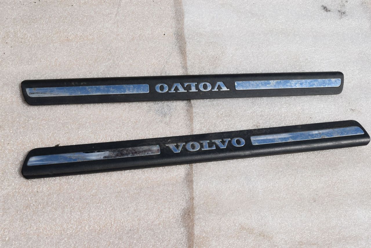 накладка на порог внутренняя Volvo XC70 2 поколение 2002, 2.5 л., Ti, B 5254 T2, бензин, МКПП, универсал, полный подключаемый привод, 8659960 - фото №1