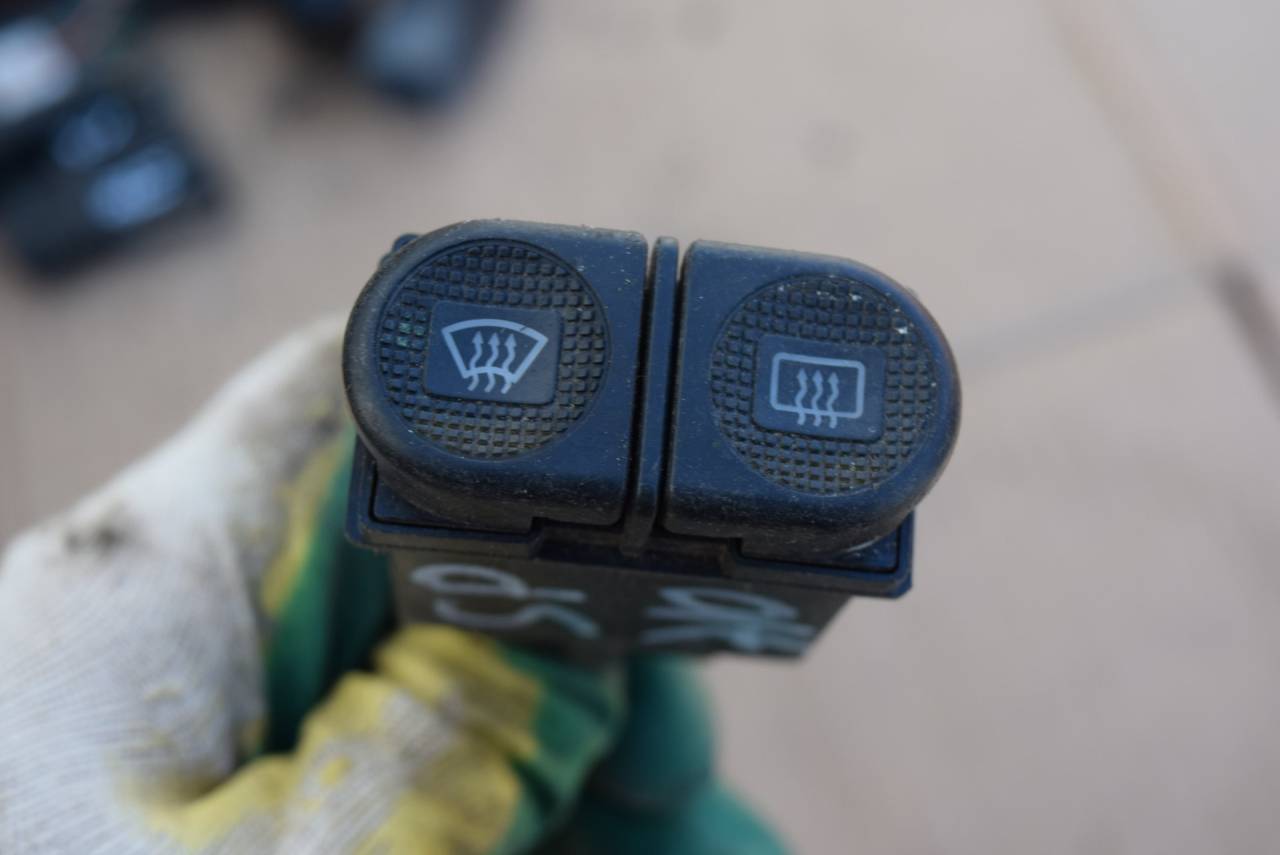 кнопка обогрева лобового стекла Ford Galaxy 1 поколение 1998, 2.0 л., бензин, МКПП - фото №1