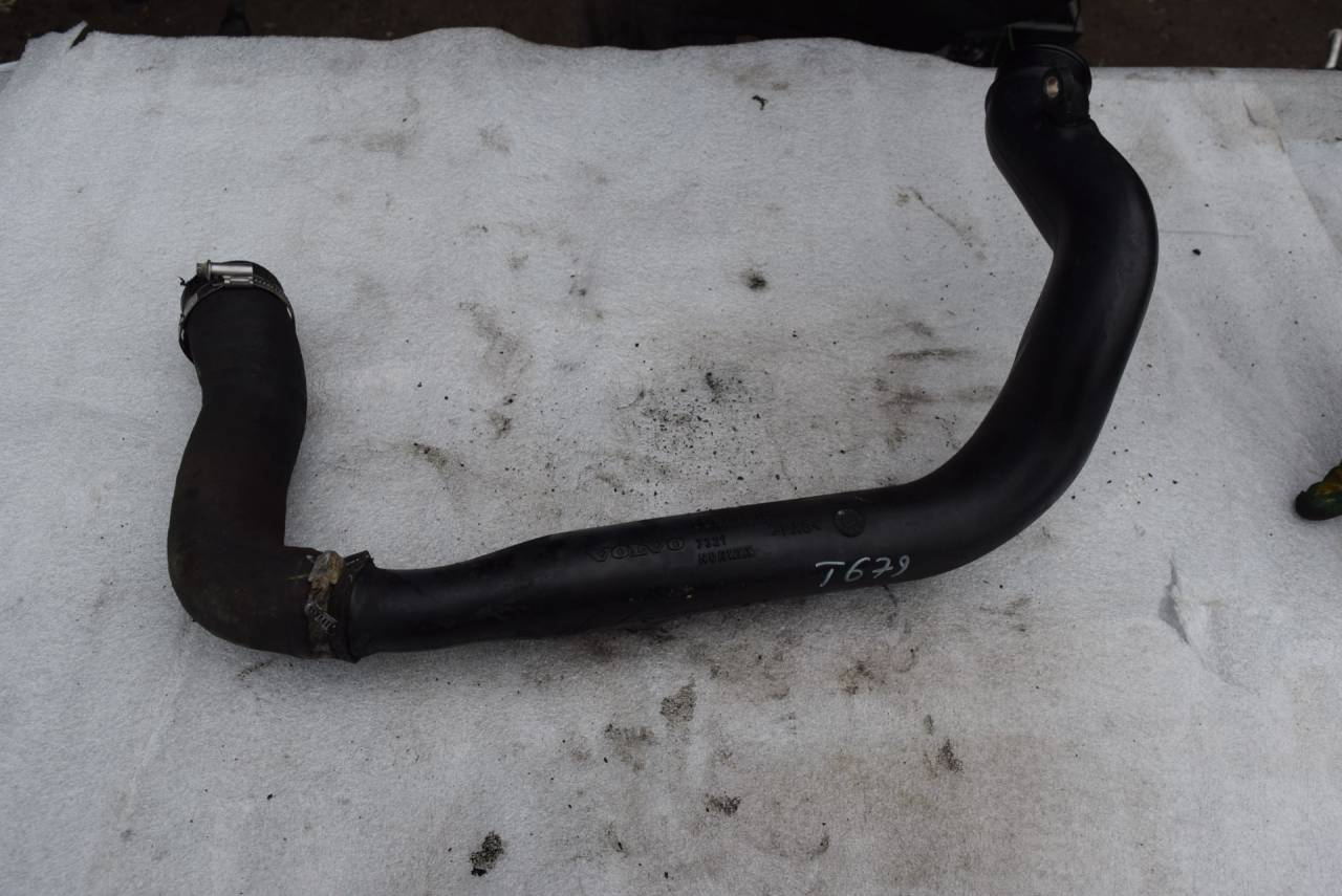 патрубок интеркулера Volvo XC90 1 поколение 2005, 2.4 л., D5, D 5244 T, дизель, АКПП, полный подключаемый привод, 30636856 - фото №1