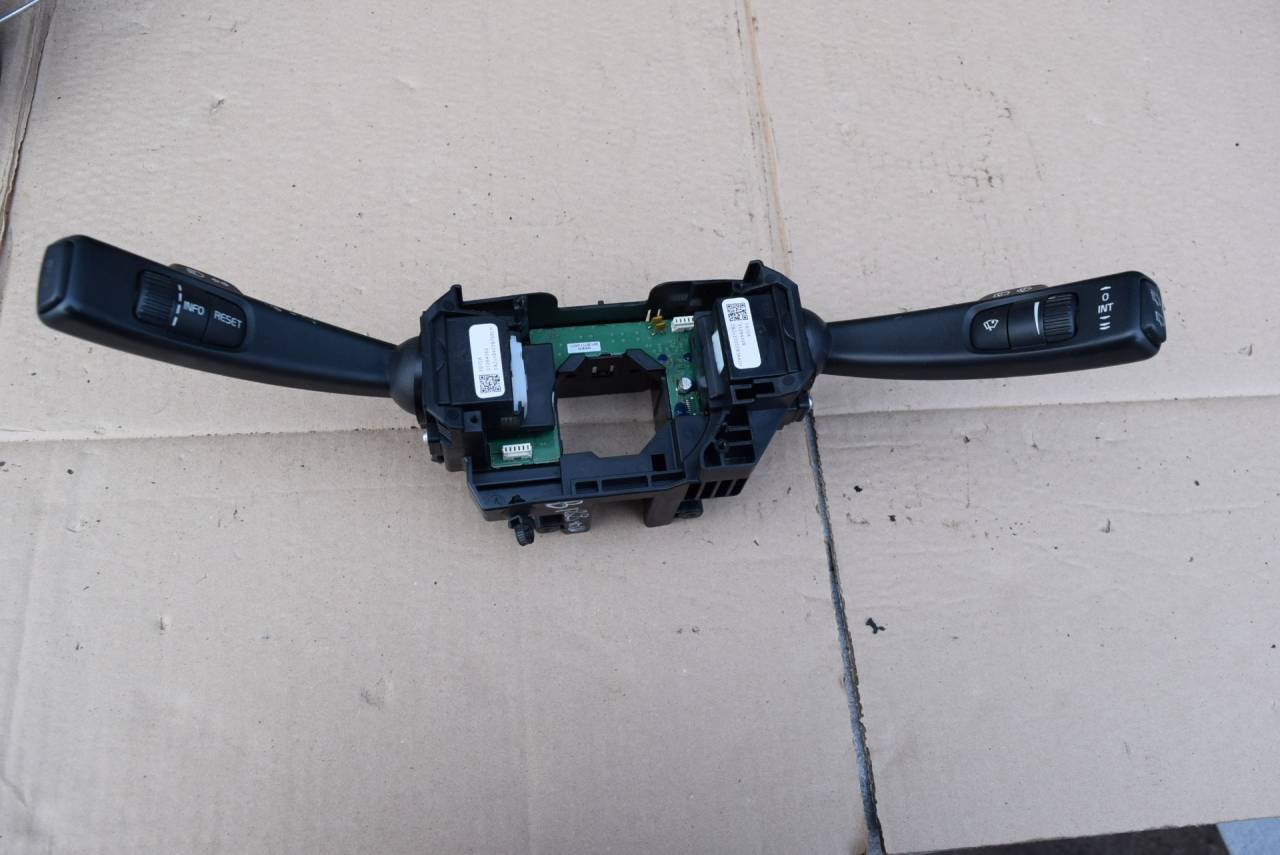 переключатель подрулевой (стрекоза) Volvo XC60 1 поколение 2009, 2.4 л., D5, D 5244 T10, дизель, АКПП, полный подключаемый привод, 31264169, 31264162, 31264147 - фото №1