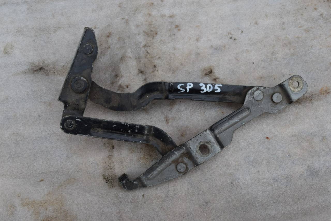 петля крышки багажника Audi A4 B5 1997, 1.9 л., AFN, дизель, МКПП, седан, 8D5827301C - фото №1