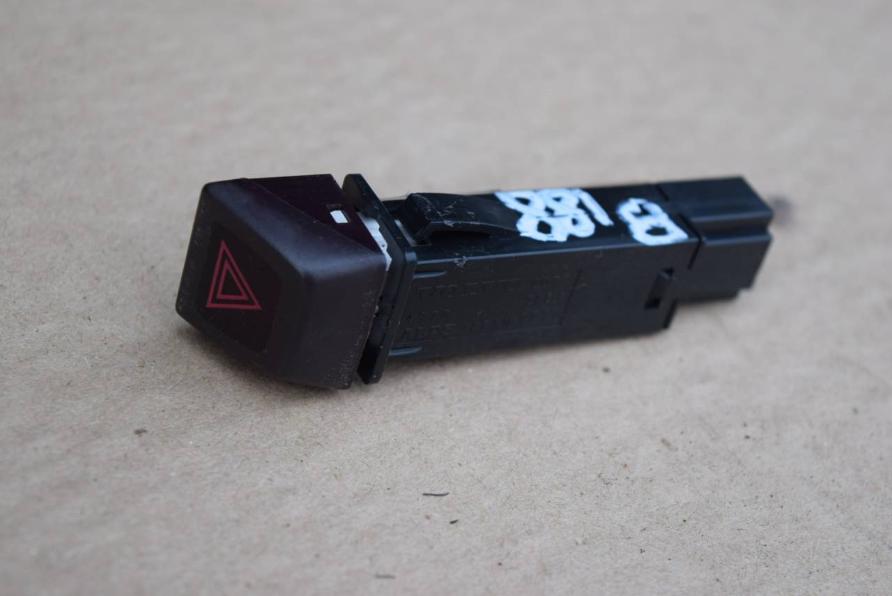 кнопка аварийной сигнализации Volvo XC60 1 поколение 2009, 2.4 л., D5, D 5244 T10, дизель, АКПП, полный подключаемый привод, 30739296 - фото №1