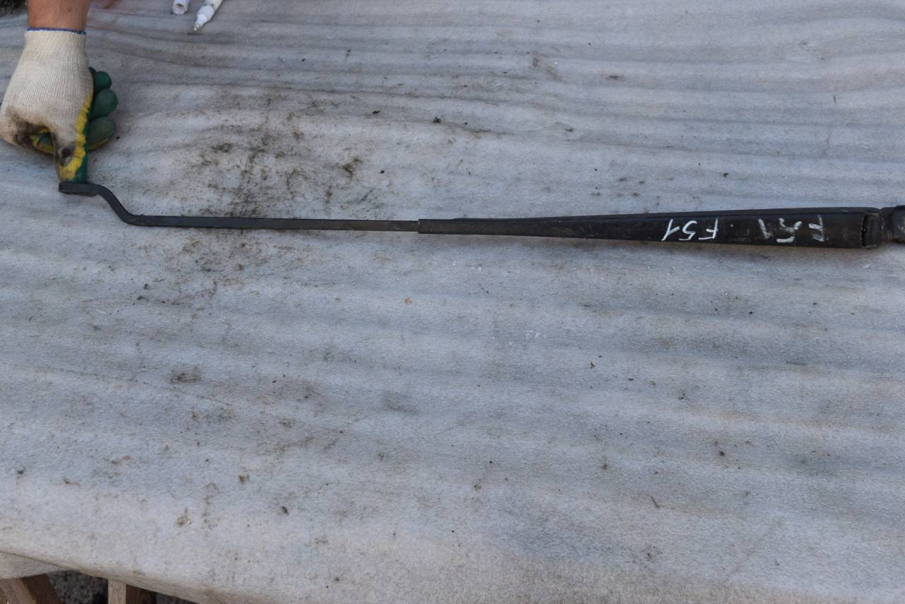 щеткодержатель (поводок стеклоочистителя, дворник) Renault Scenic 1 поколение 1999, 1.6 л., бензин, 7700843526 - фото №1