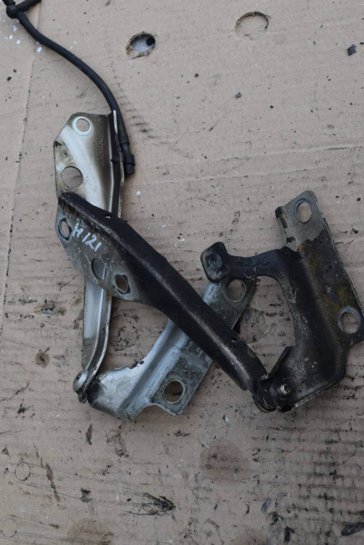 петля капота Volvo C30 1 поколение 2007, 2.5 л., Ti, бензин, МКПП, серый, хетчбэк 3 дв., передний привод, 30753597, 30753598 - фото №1