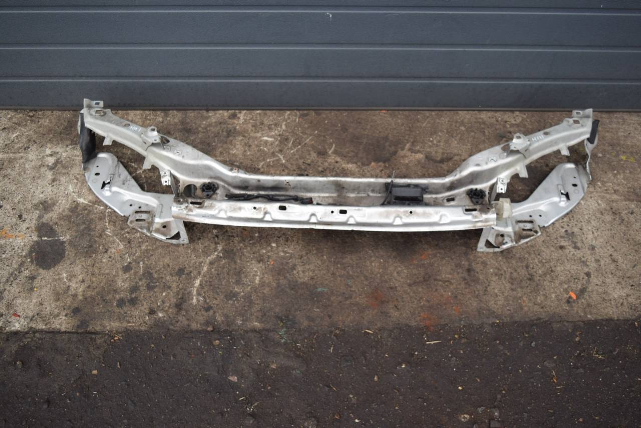 кронштейн передней панели (телевизора) Volvo C30 1 поколение 2007, 2.5 л., Ti, бензин, МКПП, серый, хетчбэк 3 дв., передний привод, 31299319 - фото №1