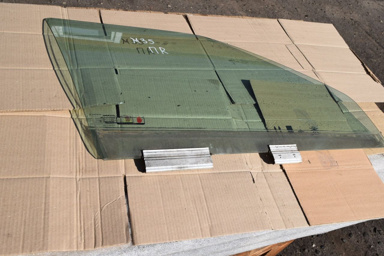 стекло двери передней правой Volvo XC70 1 поколение 1999, 2.4 л., Ti, B 5244 T, бензин, АКПП, универсал, полный подключаемый привод - фото №1