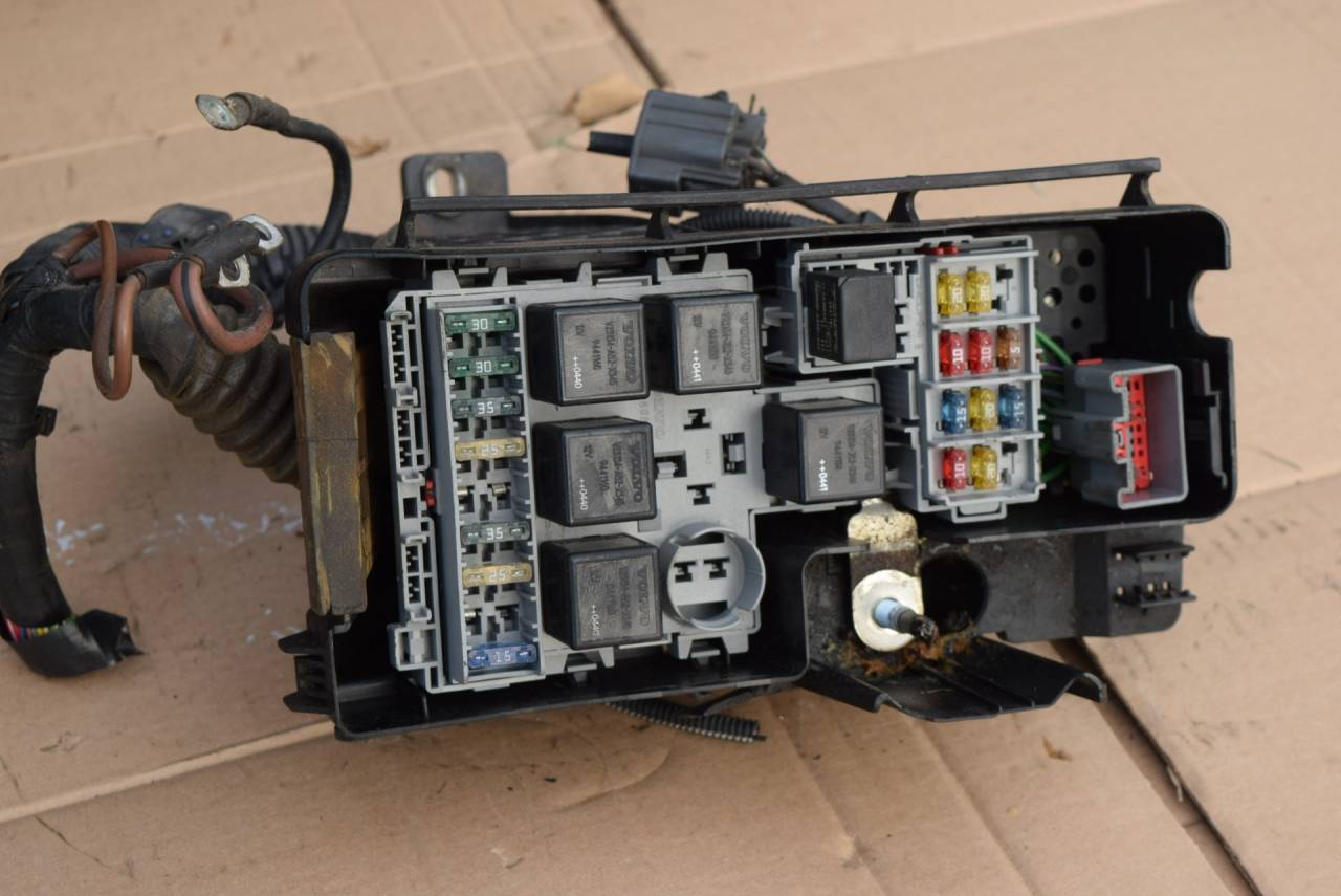 блок предохранителей Volvo XC90 1 поколение 2005, 2.5 л., Ti, B 5254 T2, бензин, АКПП, полный подключаемый привод, 30728132 - фото №1