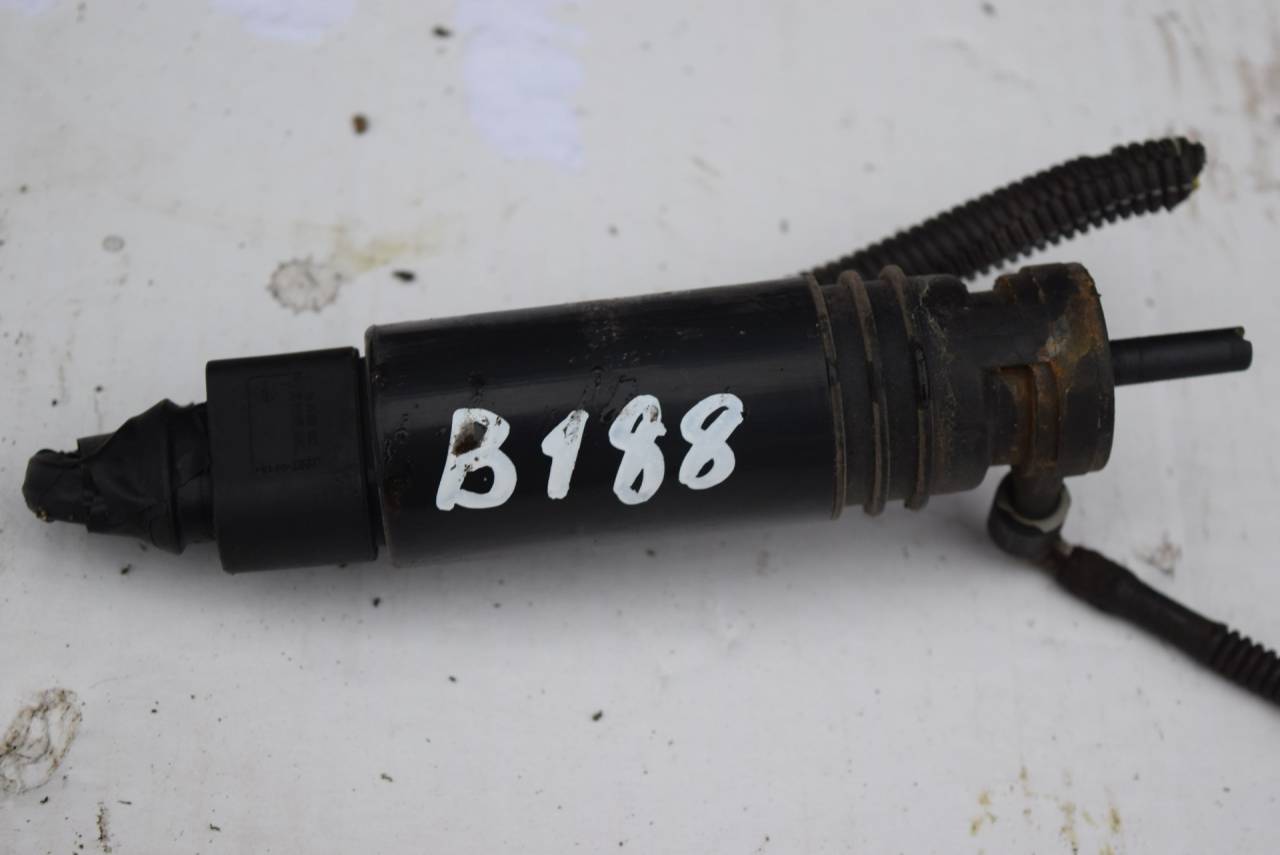 насос (моторчик) омывателя фар Volvo XC60 1 поколение 2009, 2.4 л., D5, D 5244 T10, дизель, АКПП, полный подключаемый привод, 30655138 - фото №1