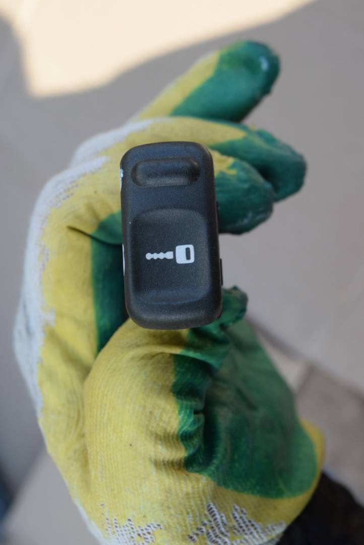 кнопка центрального замка Volvo S40 1 поколение 1999, 1.6 л., бензин, седан, 30613568 - фото №1