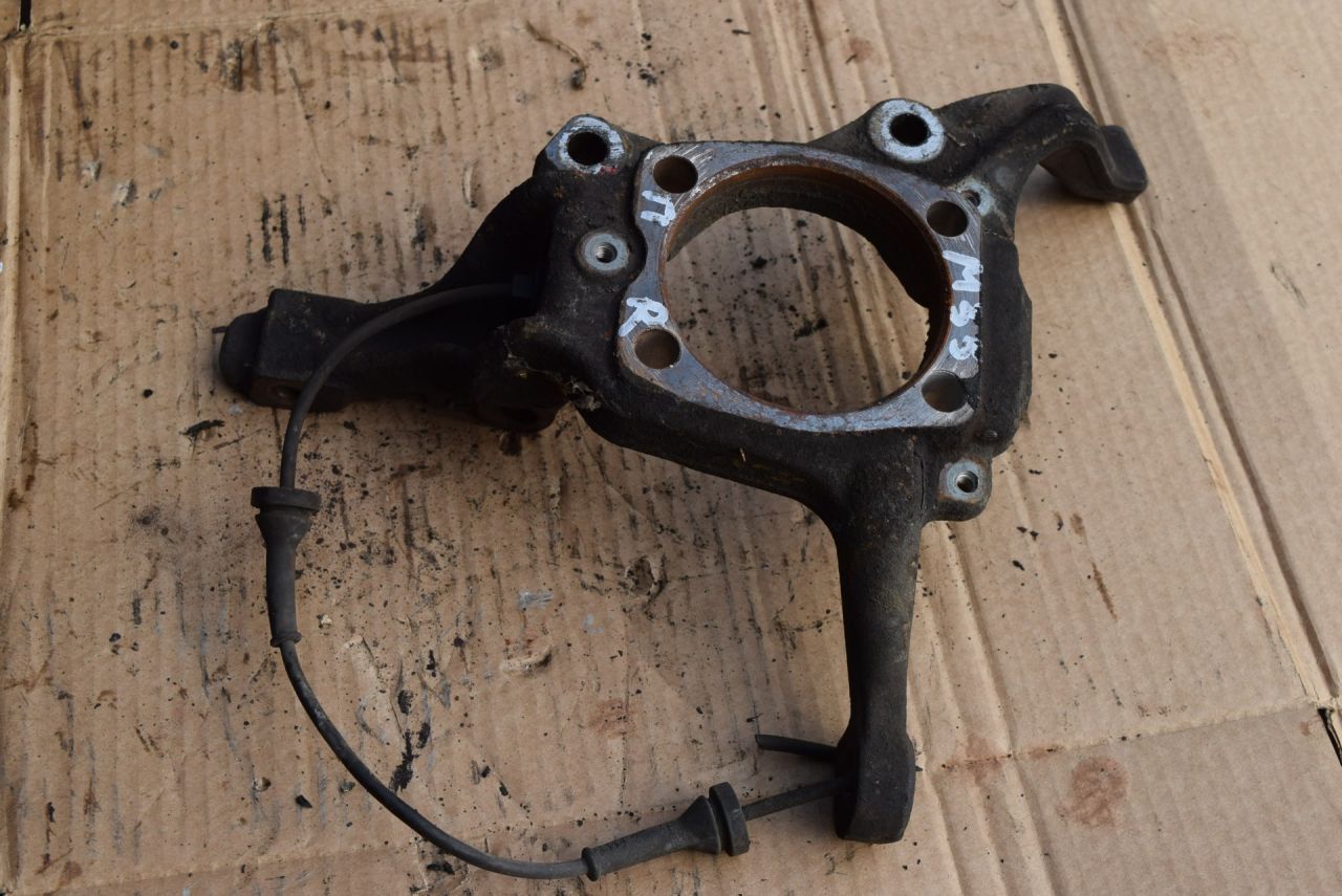 кулак поворотный правый Volvo XC70 1 поколение 1999, 2.4 л., Ti, B 5244 T, бензин, АКПП, универсал, полный подключаемый привод - фото №1