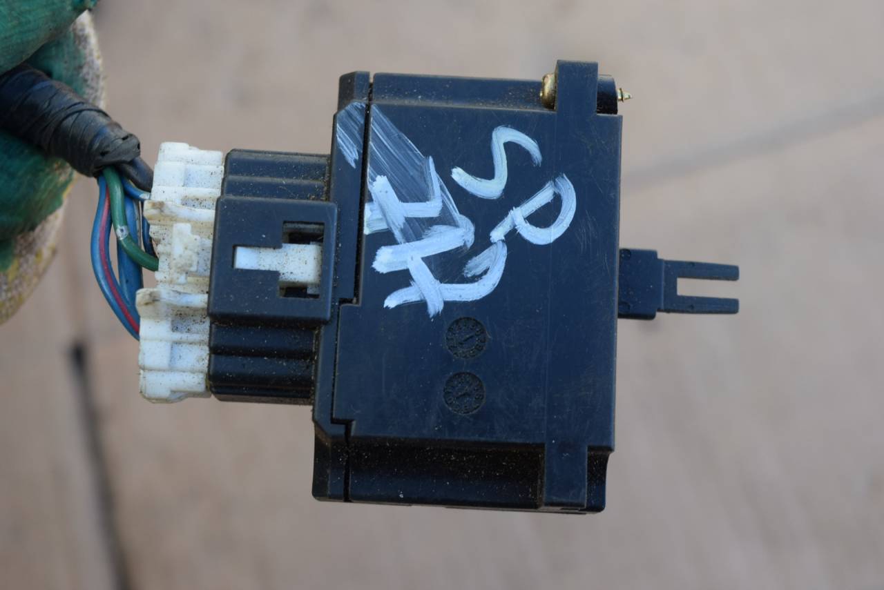 блок управления печки / климат-контроля Mazda 626 3 поколение 1989, 2.0 л., бензин, АКПП - фото №1