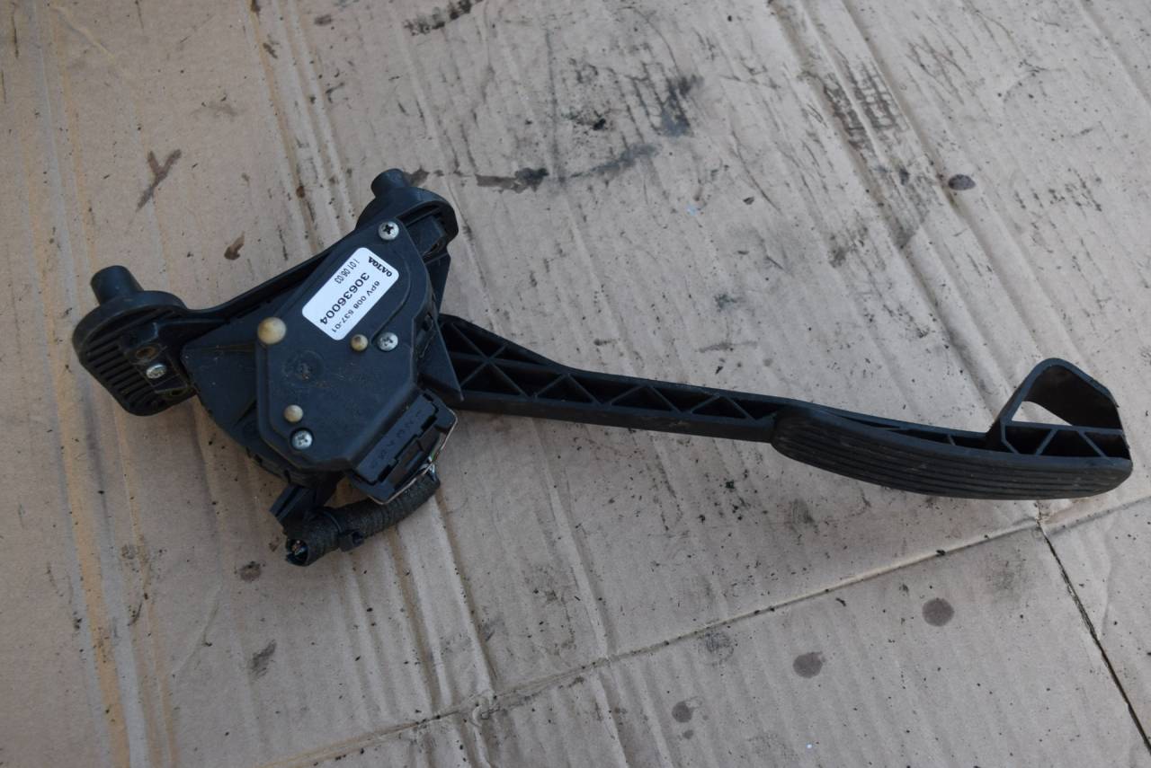 педаль Volvo V70 2 поколение 2003, 2.4 л., Ti, B 5244 T3, бензин, МКПП, универсал, передний привод, 30636004 - фото №1