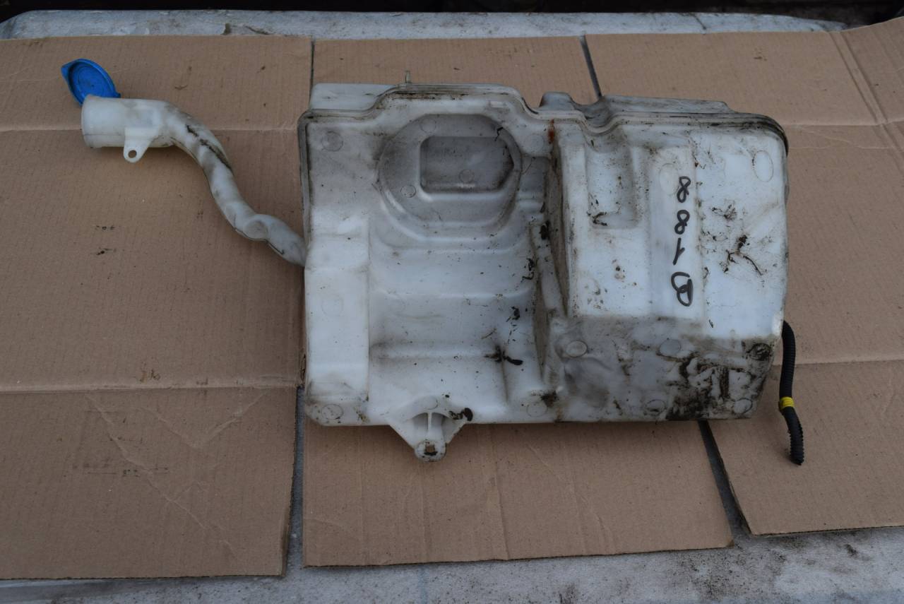 бачок омывателя Volvo XC60 1 поколение 2009, 2.4 л., D5, D 5244 T10, дизель, АКПП, полный подключаемый привод, 30753424 - фото №1