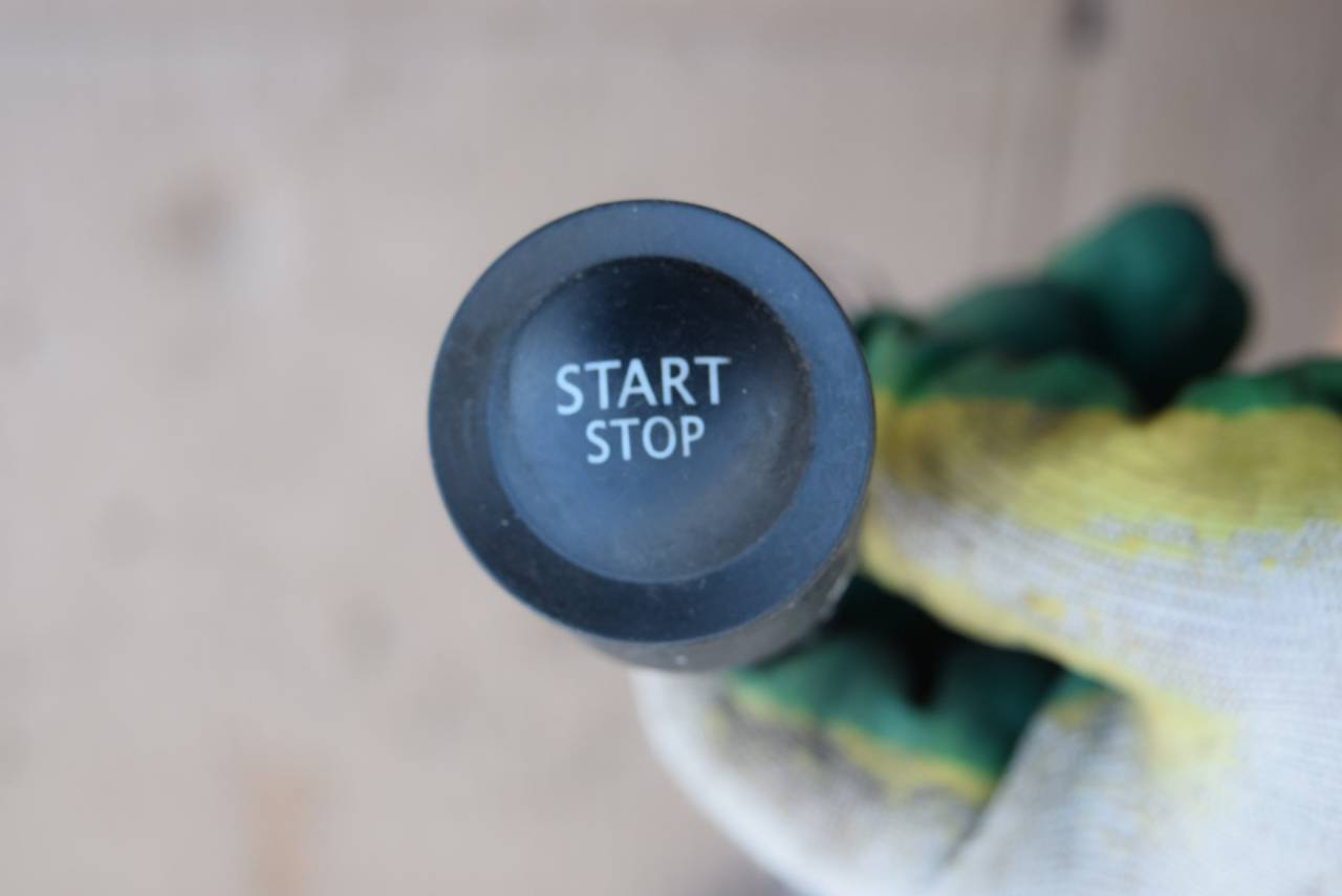 кнопка запуска двигателя Renault Megane 2 поколение 2004, 1.5 л., дизель, МКПП, универсал, 8200407396 - фото №1