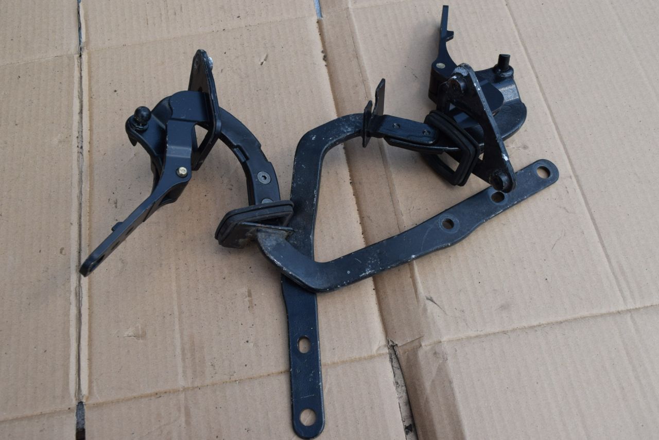 петля крышки багажника Volvo XC70 2 поколение 2002, 2.5 л., Ti, B 5254 T2, бензин, МКПП, универсал, полный подключаемый привод, 8643157, 8643158 - фото №1